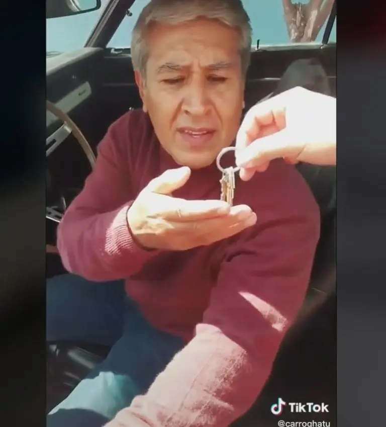 Hijo regala auto a su papá (Facebook)
