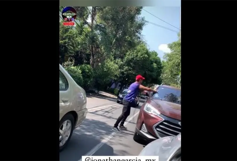 Jonathan García perdió un reto y tuvo que limpiar autos. Jonathan García perdió un reto y tuvo que limpiar autos.