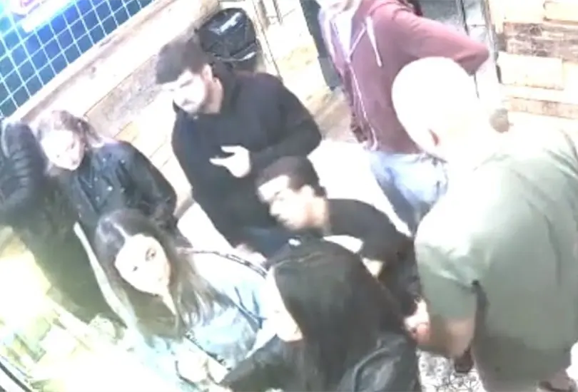 El hombre golpe&oacute; en la cara a uno de los asaltantes. 