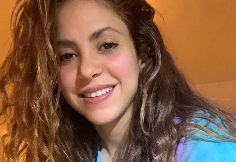 Es una de las famosas más bajitas, pues mide 1.57 metros de altura.