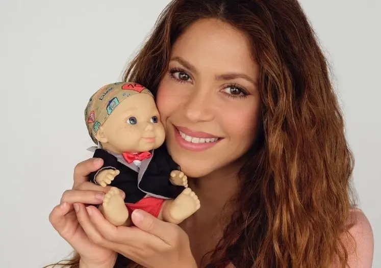 Se llama "Pies Descalzos", la cual trabaja para ayudar a niños víctimas de la violencia.