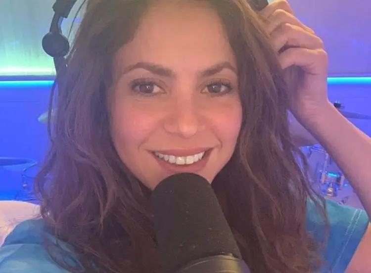 Escribió su primera canción cuando cumplió ocho años.