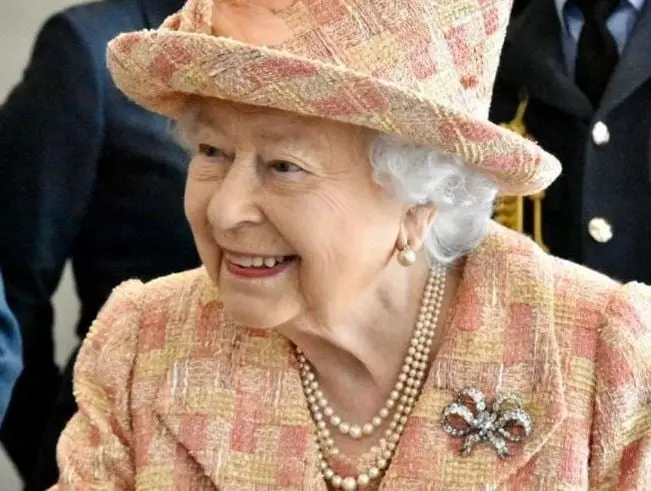 La monarca más famosa del orbe lleva toda una vida en el trono del Reino Unido, y durante décadas nos ha permitido conocer un poco más de ella y de las firmas de lujo que suele usar. Por ello, te presentamos algunas de las marcas de accesorios favoritas de la reina Isabel II.