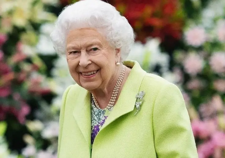 La firma de ropa de la diseñadora Angela Kelly siempre está presente en los atuendos de Isabel II. Han trabajado de la mano juntas por tanto tiempo, que se considera como una amiga cercana de la familia real