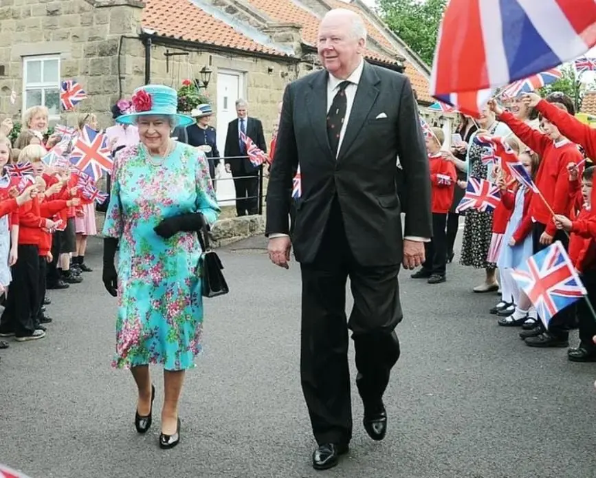 La reina siempre porta bolsos de mano de esta marca. Uno de ellos, discreto y elegante, tiene un valor estimado  de más de 50 mil pesos.