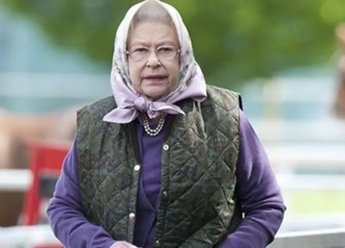 Los abrigos y chaquetas que suele usar la monarca son provistos por la firma de ropa de abrigo Barbour.