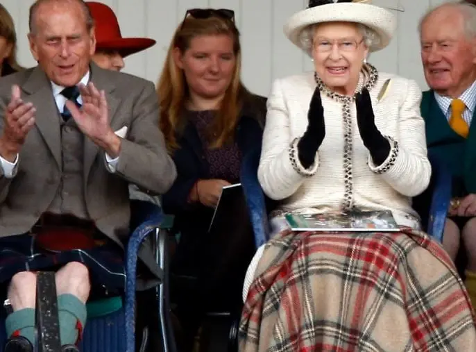 El proveedor oficial de faldas escocesas de la Casa Real es Kinloch Anderson. La firma brinda a Isabel II el Balmoral Tartán, un diseño que sólo se puede llevar con su permiso.