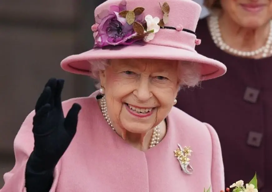 Por protocolo real, las mujeres deben usar tiaras en eventos de noche y sombreros en los que son de día. El proveedor oficial de la reina es la firma de Rachel Trevor Morgan, quien hace modelos exclusivos para ella.