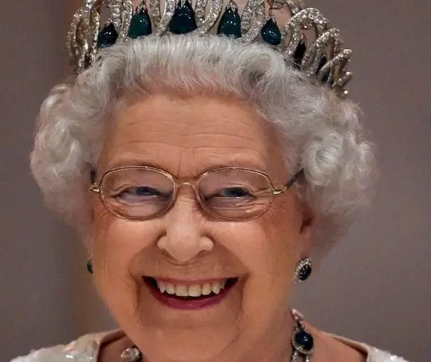  Isabel II siempre se ha distinguido por su porte y el uso de maquillaje discreto. Desde hace décadas, la reina usa el tono Red Door Red en el labial de la marca Elizabeth Arden.