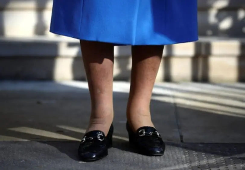 Su Majestad suele usar zapatos de Anello & Davide hechos a mano específicamente para ella desde hace más de 50 años. Se dice que Angela Kelly se los prueba cuando la reina no tiene ganas de hacerlo, pues ambas son de la misma talla.