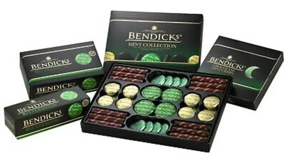 Aunque no es un accesorio, la marca favorita de chocolates de la reina Isabel II es Bendicks, la cual cuenta con una gratificación de lealtad desde 1962.