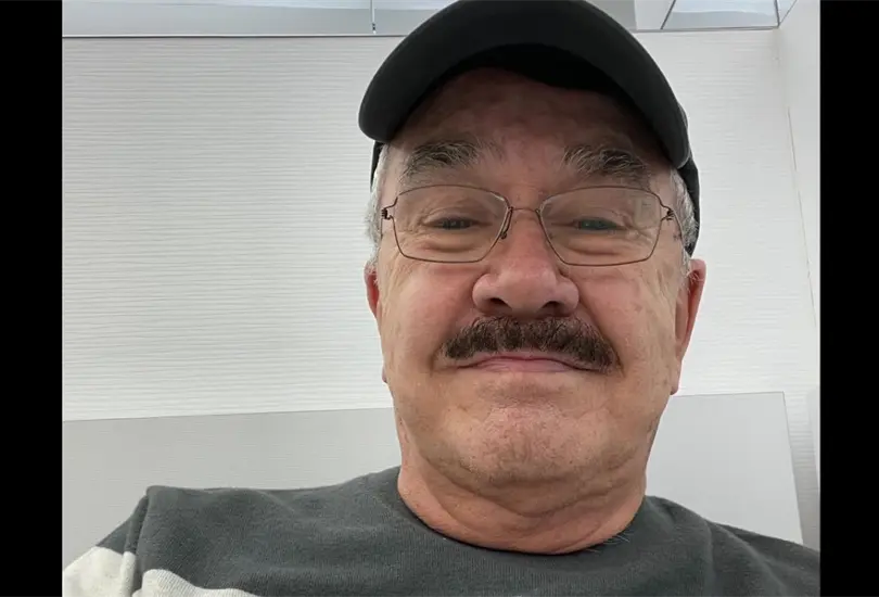 Pati Chapoy public&oacute; una fotograf&iacute;a del conductor, quien est&aacute; postrado en una cama de un hospital con un parche en el ojo derecho y cubrebocas.