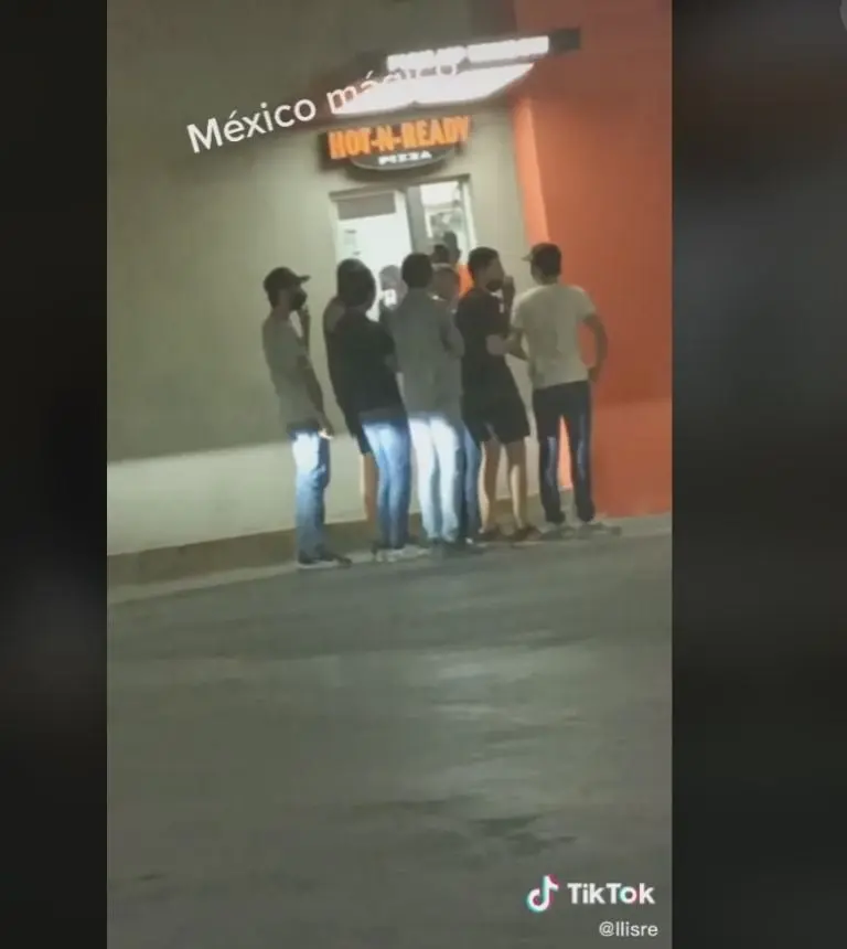 Jóvenes llegan en auto imaginario a pizzería (TikTok)