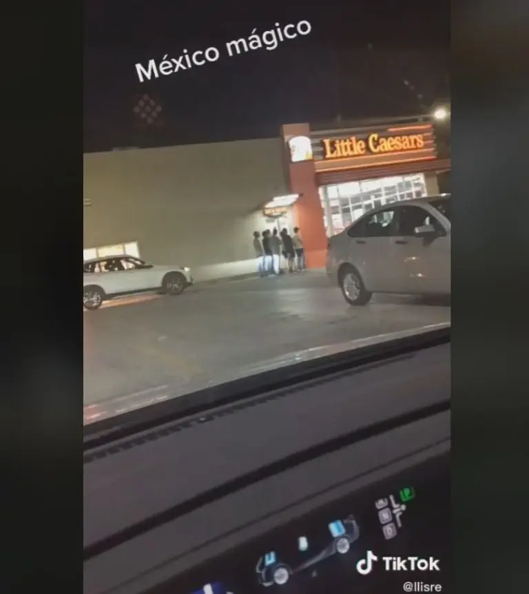Jóvenes llegan en auto imaginario a pizzería (TikTok)