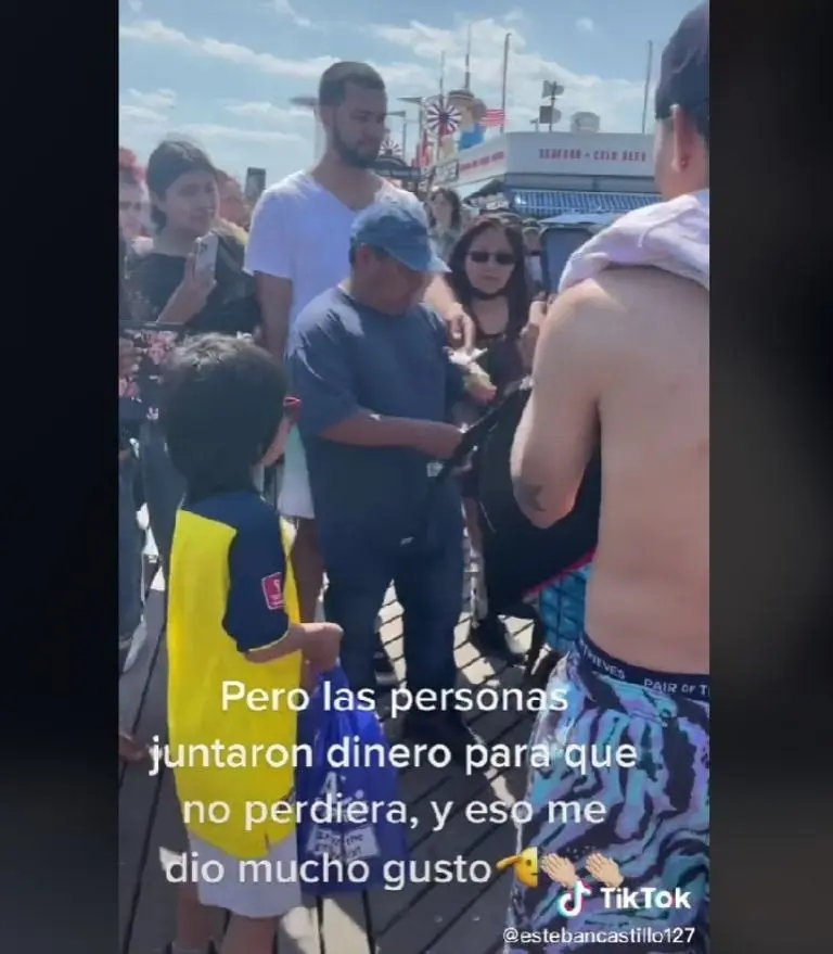Turistas ayudan a vendedor de churros (TikTok)