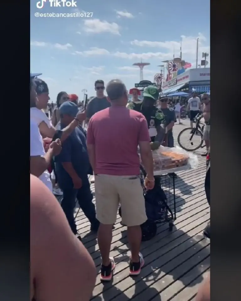 Turistas ayudan a vendedor de churros (TikTok)