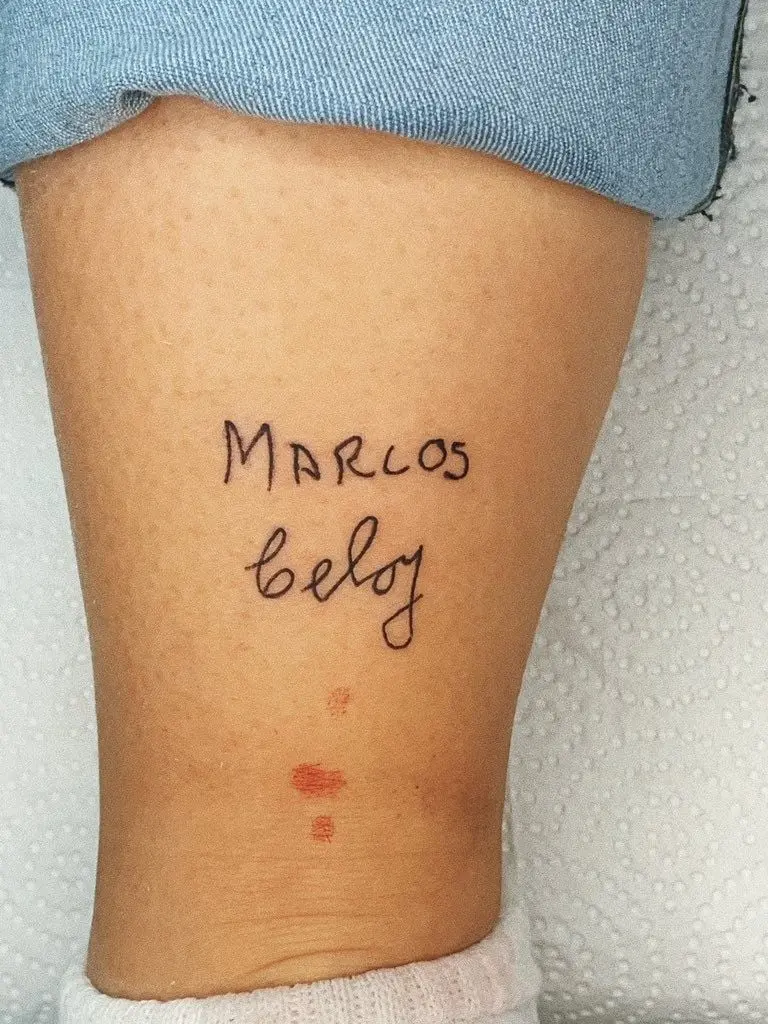 El nombre del abuelito escrito por él mismo tatuado. Foto: Twitter @agustinawetzel