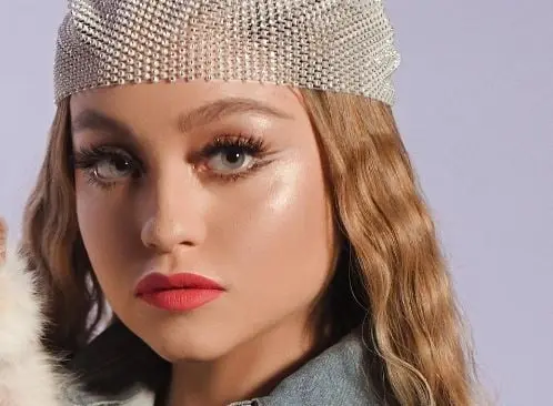 La exestrella Disney comparte sus colaboraciones con diversas firmas y sus nuevos proyectos.