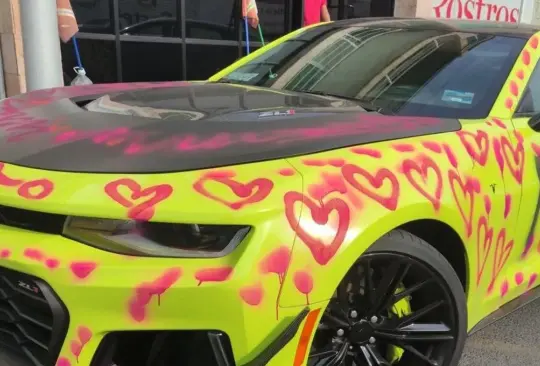 Grafitean el auto de un influencer