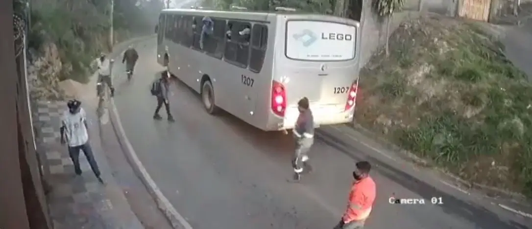 Pasajeros defendieron a una mujer de un asalto. 