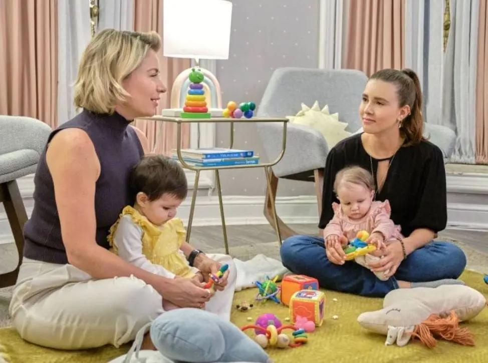 Dos madres descubren que sus hijas fueron cambiadas al nacer, por lo que deciden vivir juntas. La convivencia poco a poco las unir&aacute;.