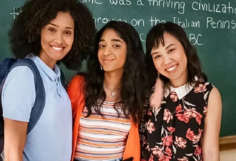 Una adolescente de ascendencia india est&aacute; dispuesta a afrontar retos en su nueva escuela, junto a sus dos mejores amigas.