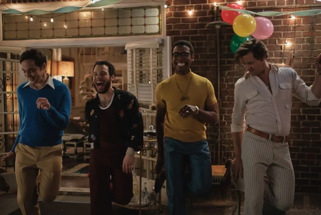 Un grupo de amigos homosexuales de finales de los 60 se re&uacute;ne en una fiesta en Nueva York y es ah&iacute; donde muestran abiertamente sus experiencias.