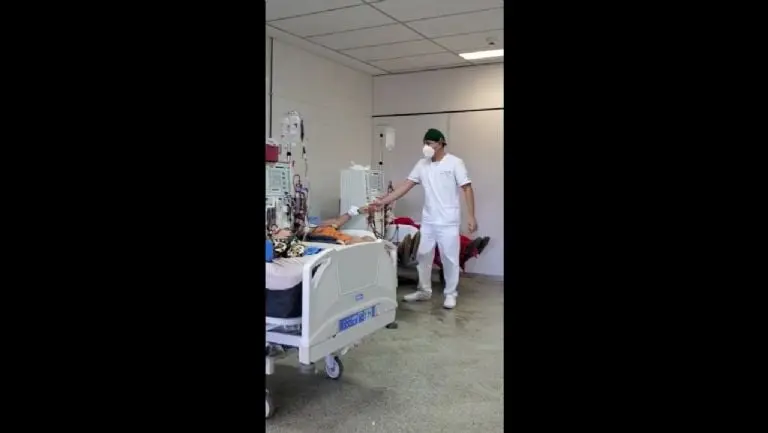 Enfermero baila cumbia a sus pacientes - Captura de pantalla