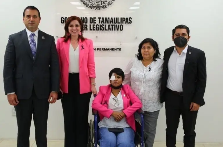 Leticia Vargas, con su ojo herido. Foto: Twitter.
