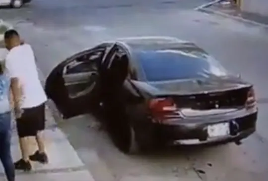 El sujeto le dijo a la niña que se fuera con su papá. El sujeto le dijo a la niña que se fuera con su papá.