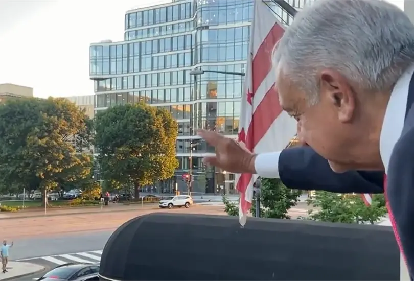 L&oacute;pez Obrador se asom&oacute; por la ventana para saludar a inmigrantes en hotel de Washington.