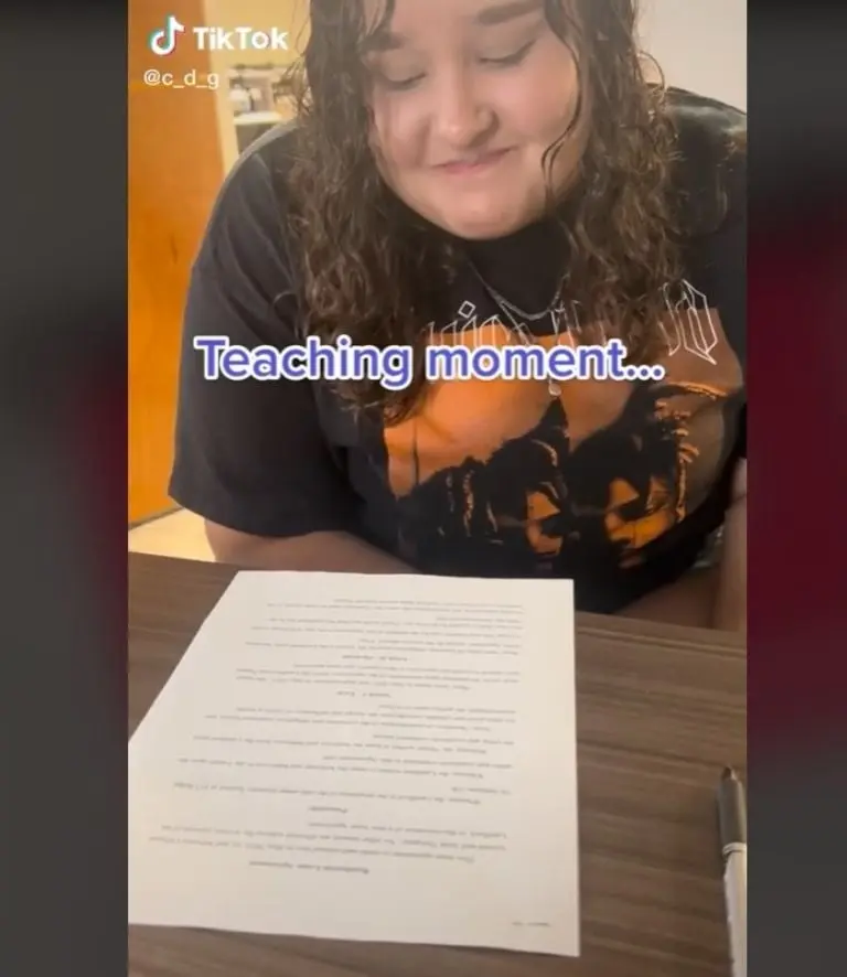 Hija firma el contrato de arrendamiento (TikTok)