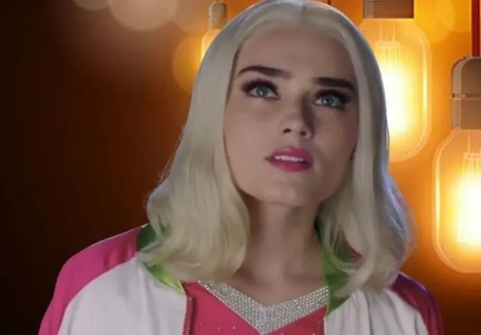 Cuenta la historia, en  forma de musical, de humanos que tienen un romance con zombies y hombres lobo.