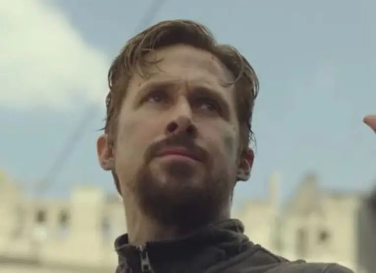 Un agente de la CIA descubre oscuros secretos de su agencia y se enfrenta a un sujeto  que puso precio por su cabeza.