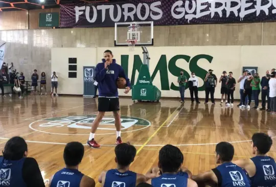 Juan Toscano-Anderson platica con los menores de la Clínica de Basquetbol de Alto Rendimiento del IMSS.