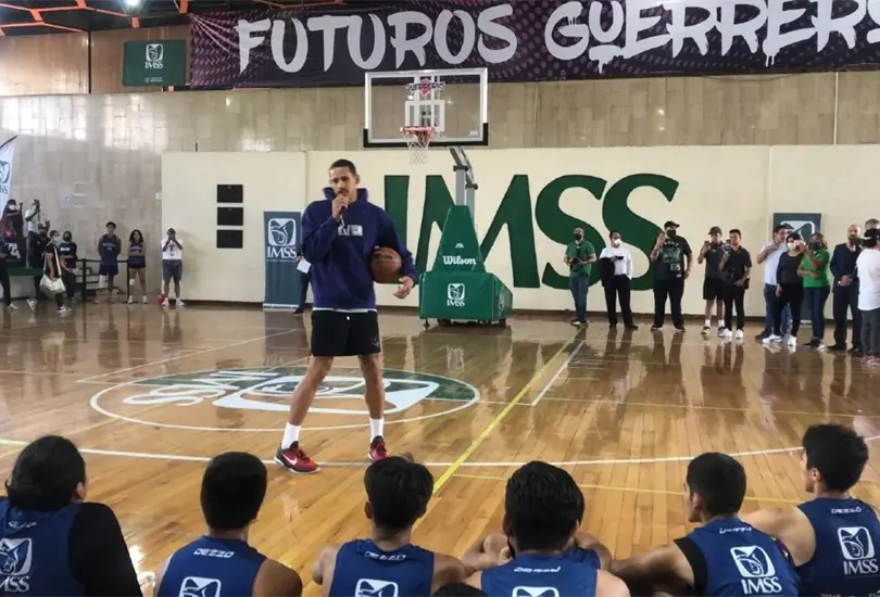 Juan Toscano-Anderson platica con los menores de la Clínica de Basquetbol de Alto Rendimiento del IMSS. Juan Toscano-Anderson platica con los menores de la Clínica de Basquetbol de Alto Rendimiento del IMSS.