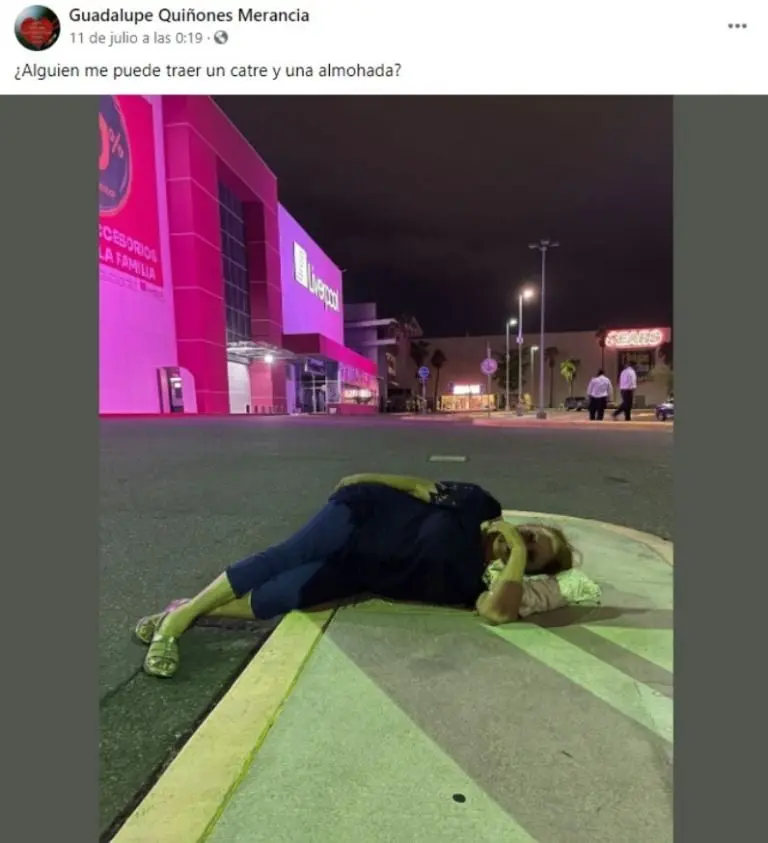 Mujer duerme en un estacionamiento (Facebook)