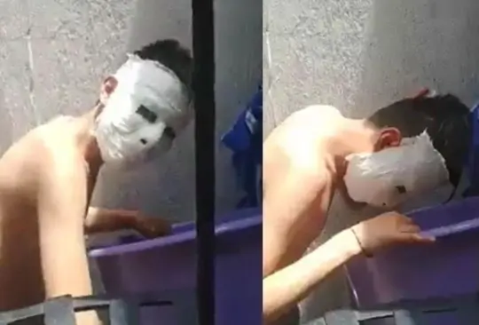 Entre tensi&oacute;n y risas. el joven intentaba desesperadamente quitarse la m&aacute;scara que le hab&iacute;an dejado como tarea en la escuela 