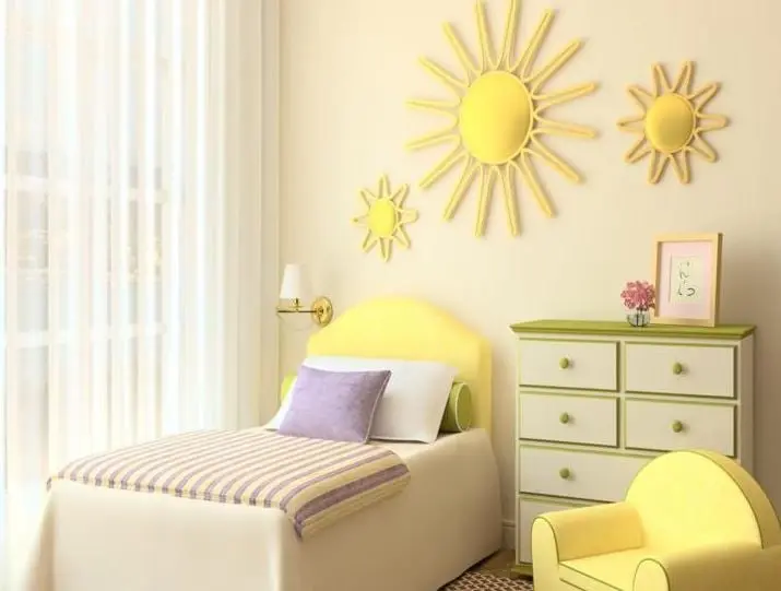 Es el color más luminoso del Feng Shui y se relaciona con la alegría. Es útil en cocinas o dormitorios infantiles.