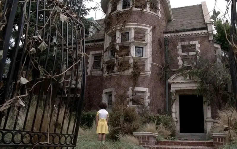 La mansi&oacute;n se ubica en el 120 de Westchester Place en Los &Aacute;ngeles. Actualmente, est&aacute; habitada por lo que no hay visitas al p&uacute;blico.