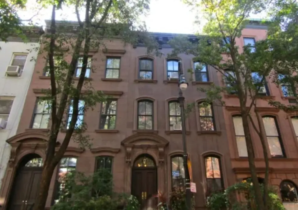 El famoso portal del departamento de Carrie Bradshaw se encuentra en el 64 de Perry Street en Nueva York.