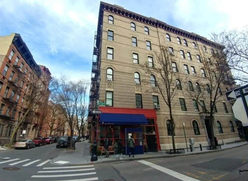 El edificio se encuentra en el n&uacute;mero 101 de Bedford Street, pero las escenas del departamento se rodaron en un estudio.