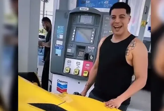 Eduin Caz llenando el tanque de gasolina de su Ferrari. 