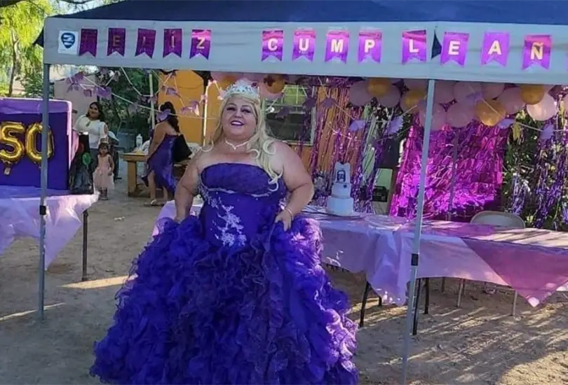 Mujer tiene su fiesta de XV a&ntilde;os a los 50 