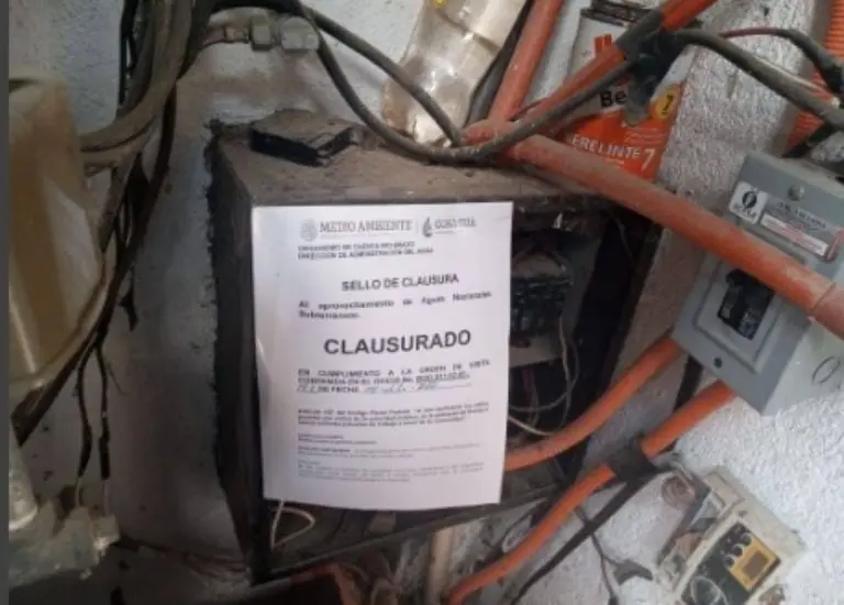 Letrero que anuncia la clausura de una alberca con su pozo. Foto: Gobierno de Nuevo León.