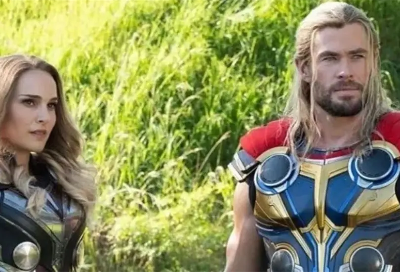 Natalie Portman y Chris Hemsworth en Thor. 