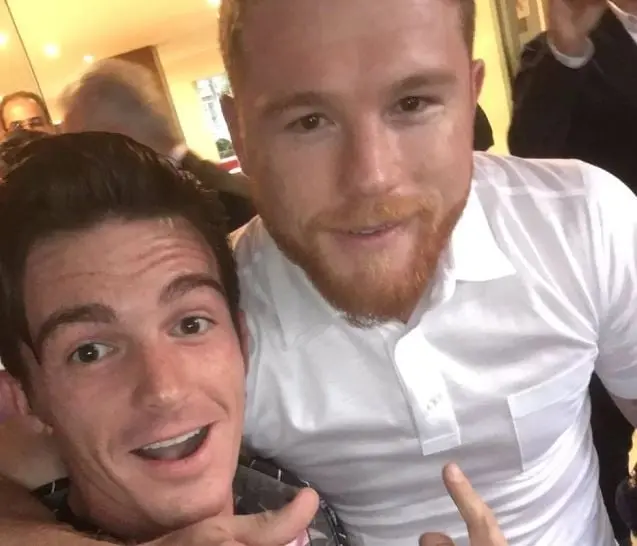 El icónico cantante y actor de Nick también ha presumido fotos junto al 'Canelo'.