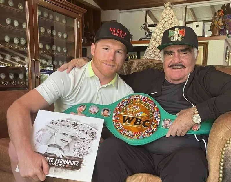  El famoso cantante de música regional mexicana era uno de los amigos más entrañables del pugilista. 