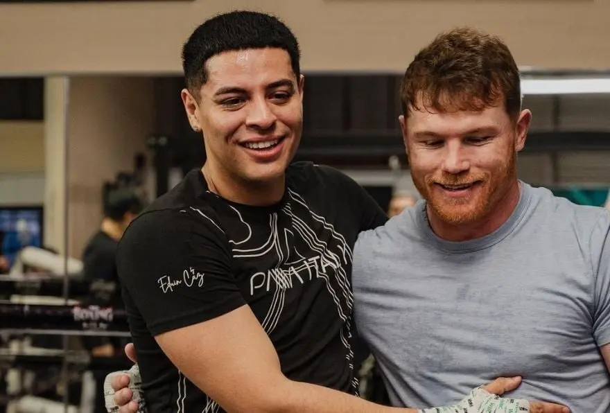 El vocalista de Grupo Firme y el 'Canelo' incluso han entrenado en conjunto y podría contratarlo para los XV años de su hija.