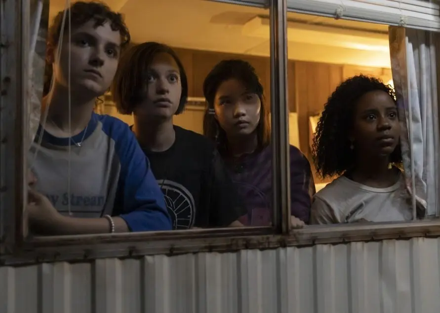 Cuatro chicas de 12 años reparten periódicos en la mañana del Halloween y terminan en medio de un conflicto entre viajeros del tiempo. 